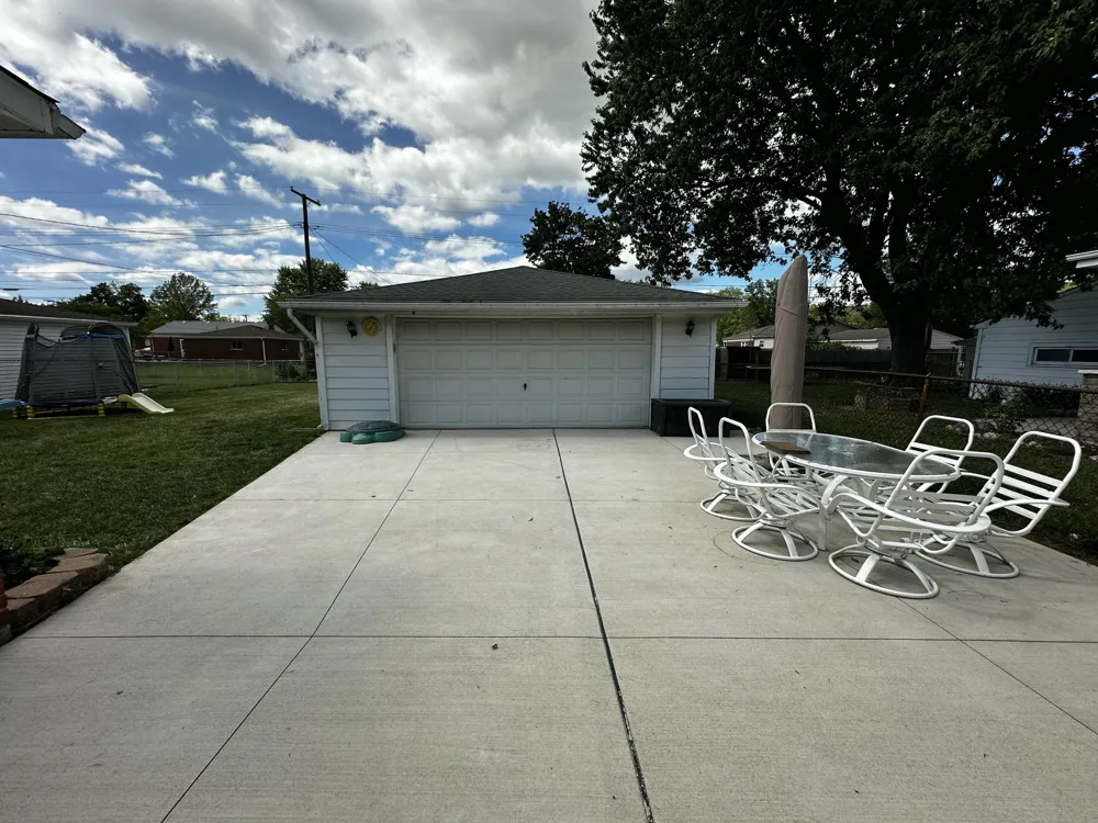 2728 Pinetree Drive Trenton, MI 48183