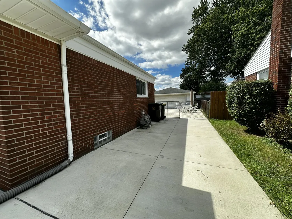 2728 Pinetree Drive Trenton, MI 48183