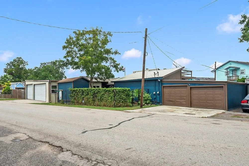 4415 W Bayshore Drive Bacliff, TX 77518