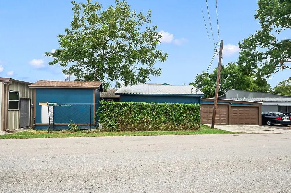 4415 W Bayshore Drive Bacliff, TX 77518
