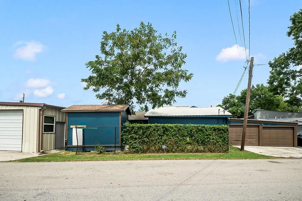 4415 W Bayshore Drive Bacliff, TX 77518