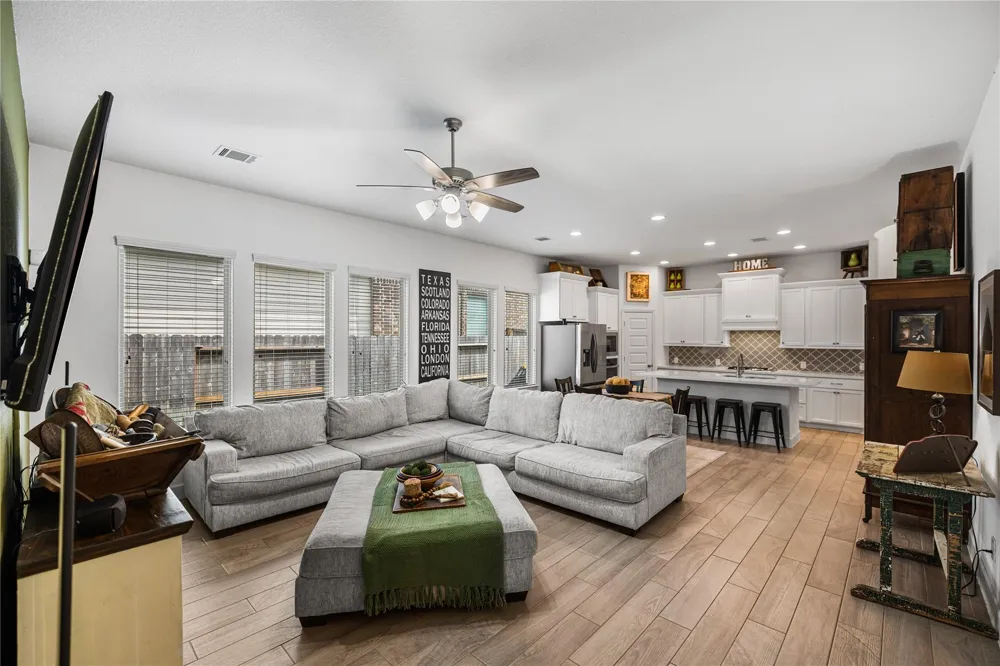 122 Hidden Peak Drive Montgomery, TX 77316