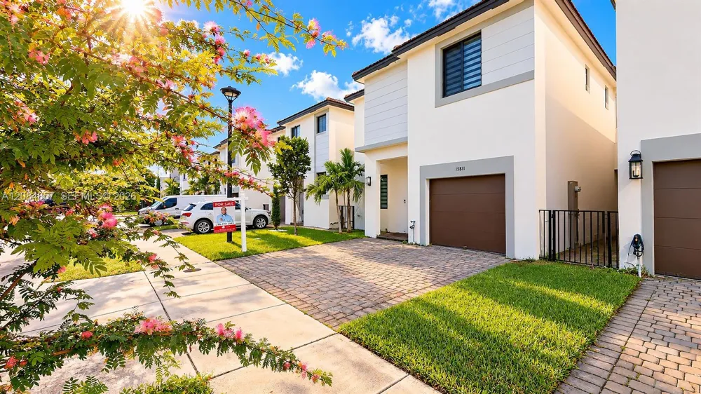15811 SW 136th Ter Miami, FL 33196