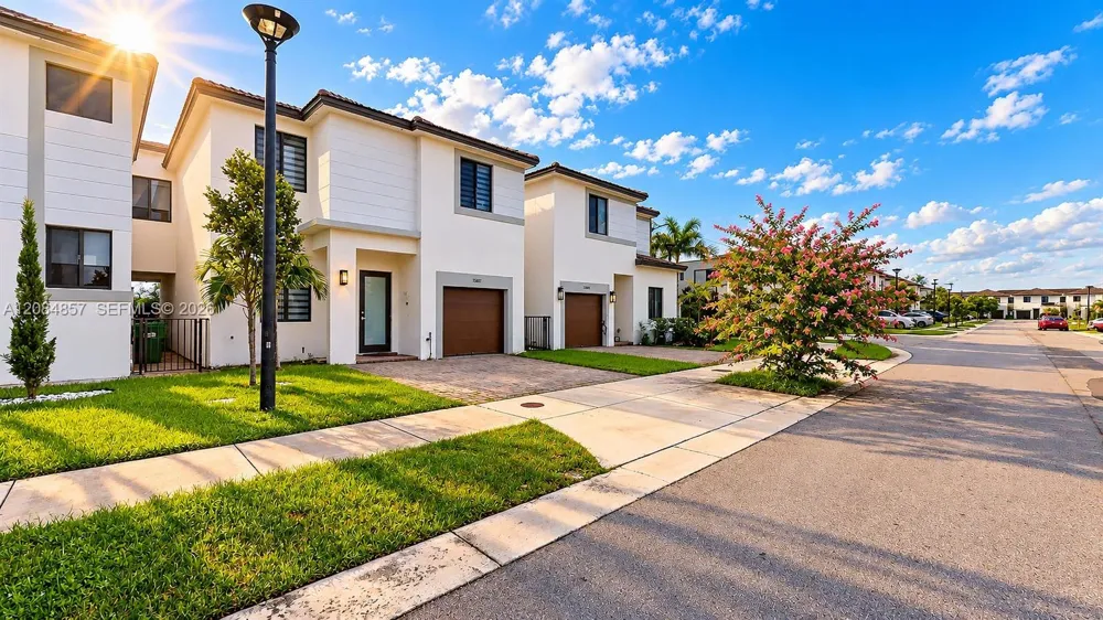 15811 SW 136th Ter Miami, FL 33196