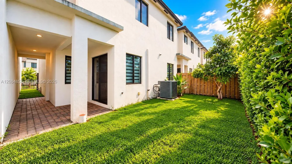15811 SW 136th Ter Miami, FL 33196