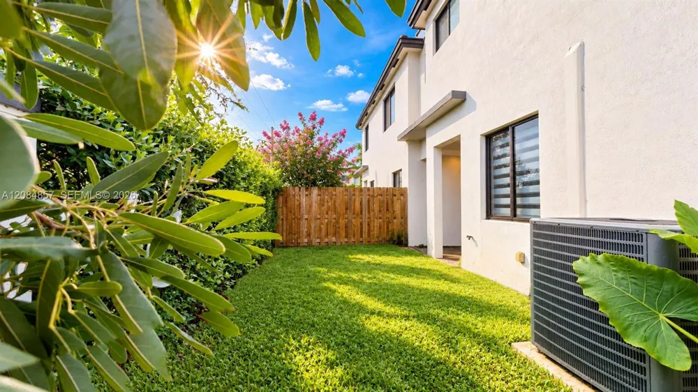 15811 SW 136th Ter Miami, FL 33196