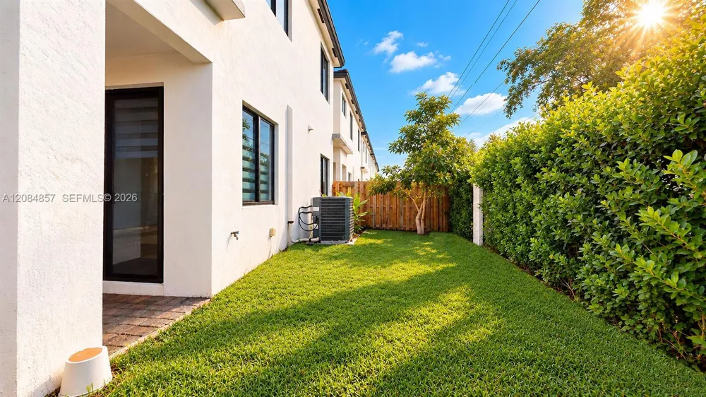 15811 SW 136th Ter Miami, FL 33196