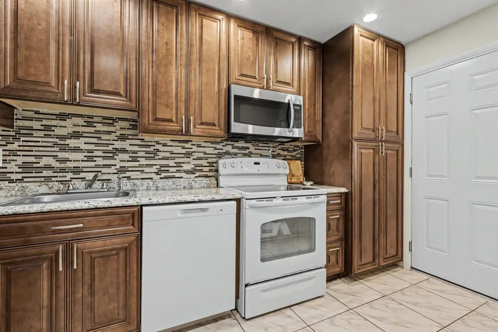 3090 NW 46th Avenue Lauderdale Lakes, FL 33313