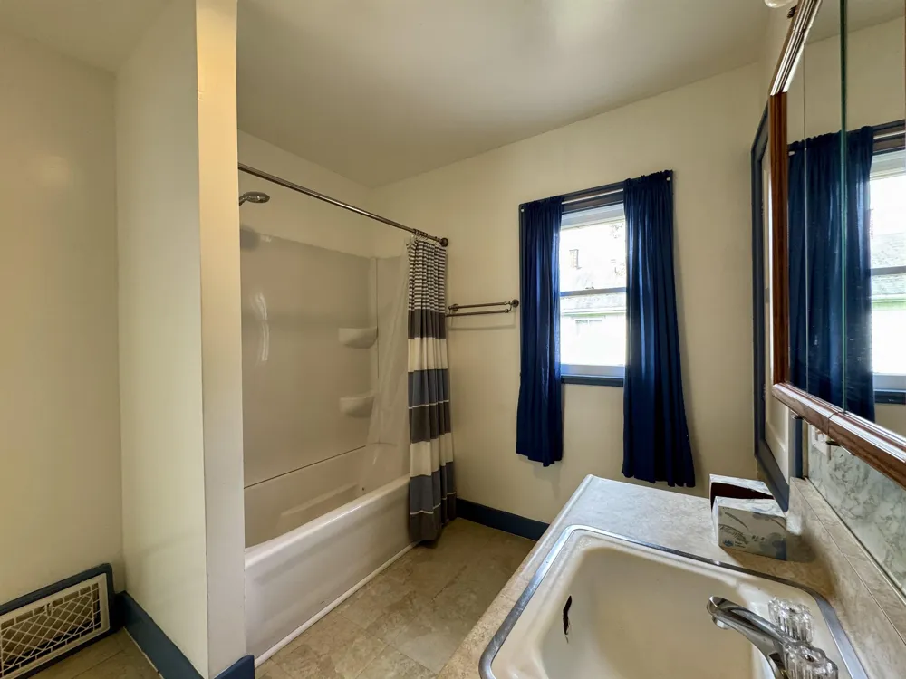 1812 Allegan Street Saginaw City, MI 48602