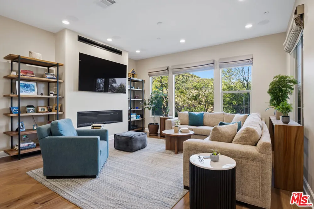 11728 Canoga Avenue Chatsworth, CA 91311