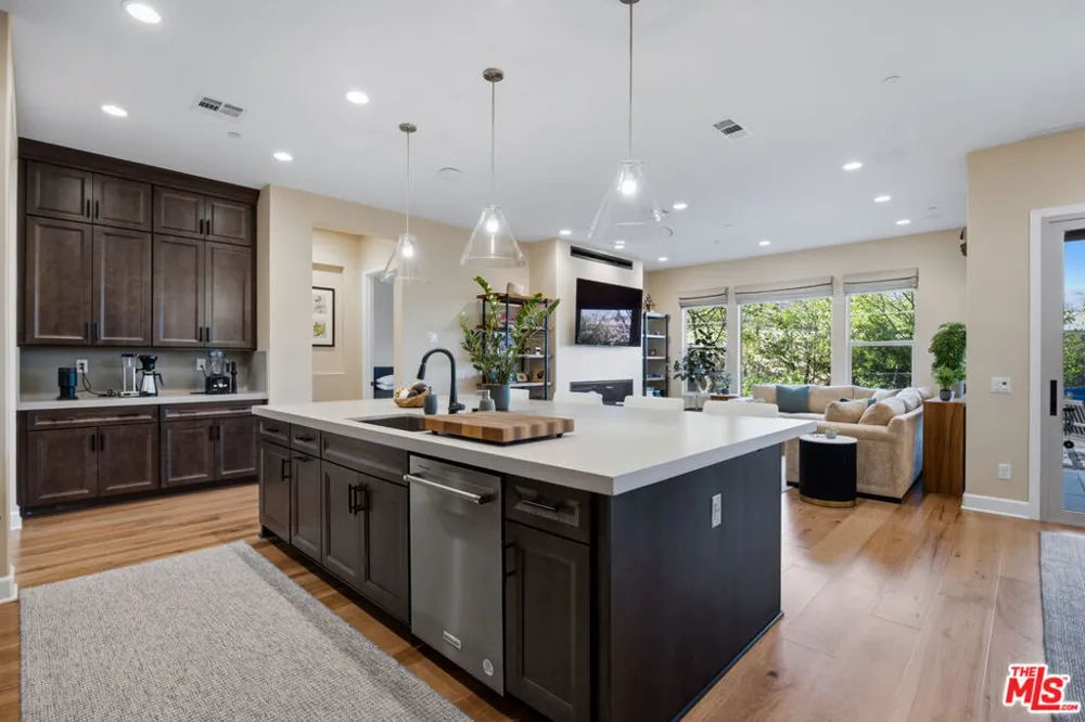 11728 Canoga Avenue Chatsworth, CA 91311