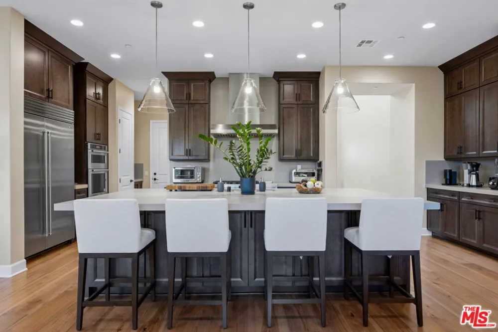 11728 Canoga Avenue Chatsworth, CA 91311