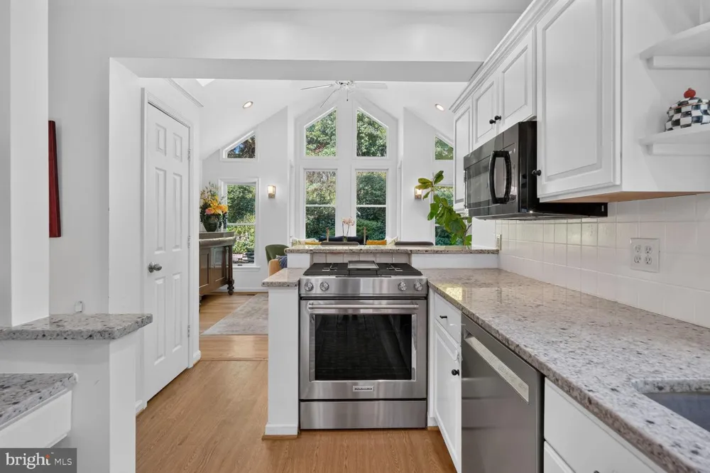 802 PARKWAY TERRACE Alexandria, VA 22302