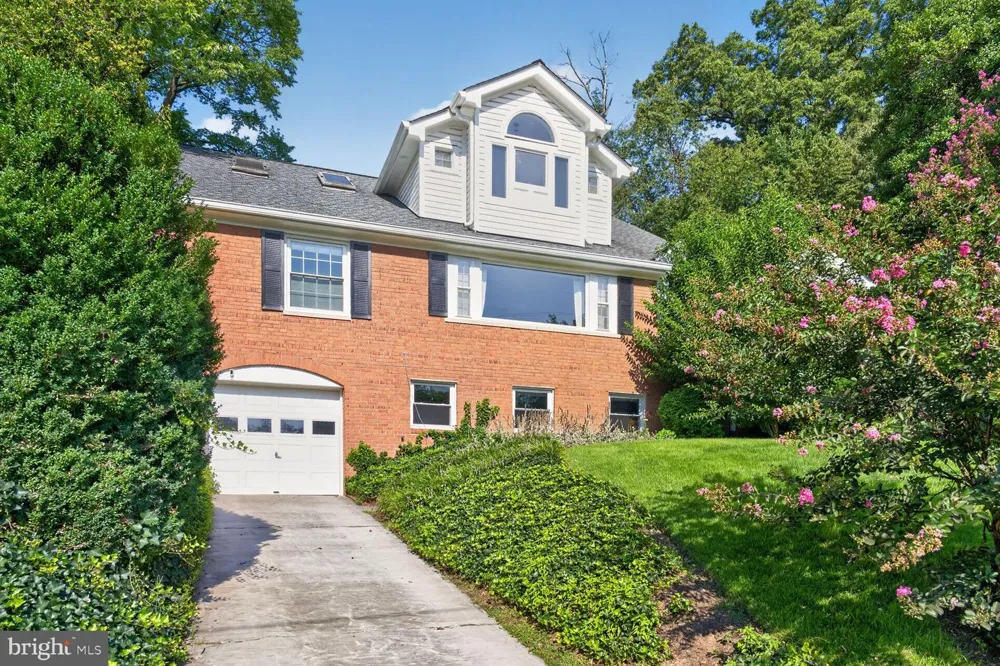 802 PARKWAY TERRACE Alexandria, VA 22302