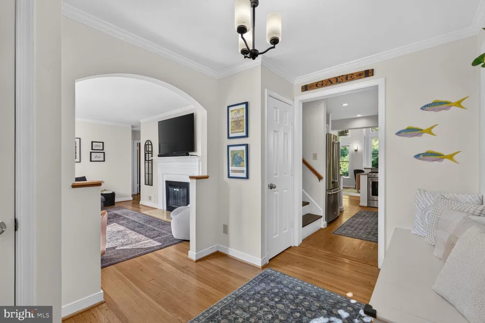 802 PARKWAY TERRACE Alexandria, VA 22302