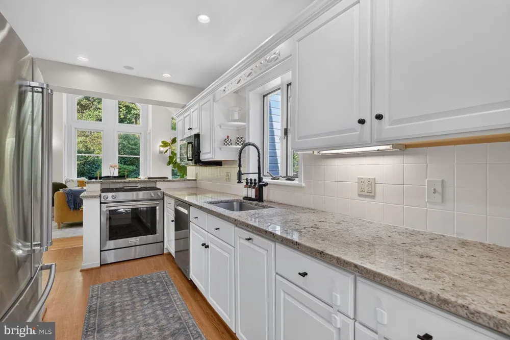 802 PARKWAY TERRACE Alexandria, VA 22302