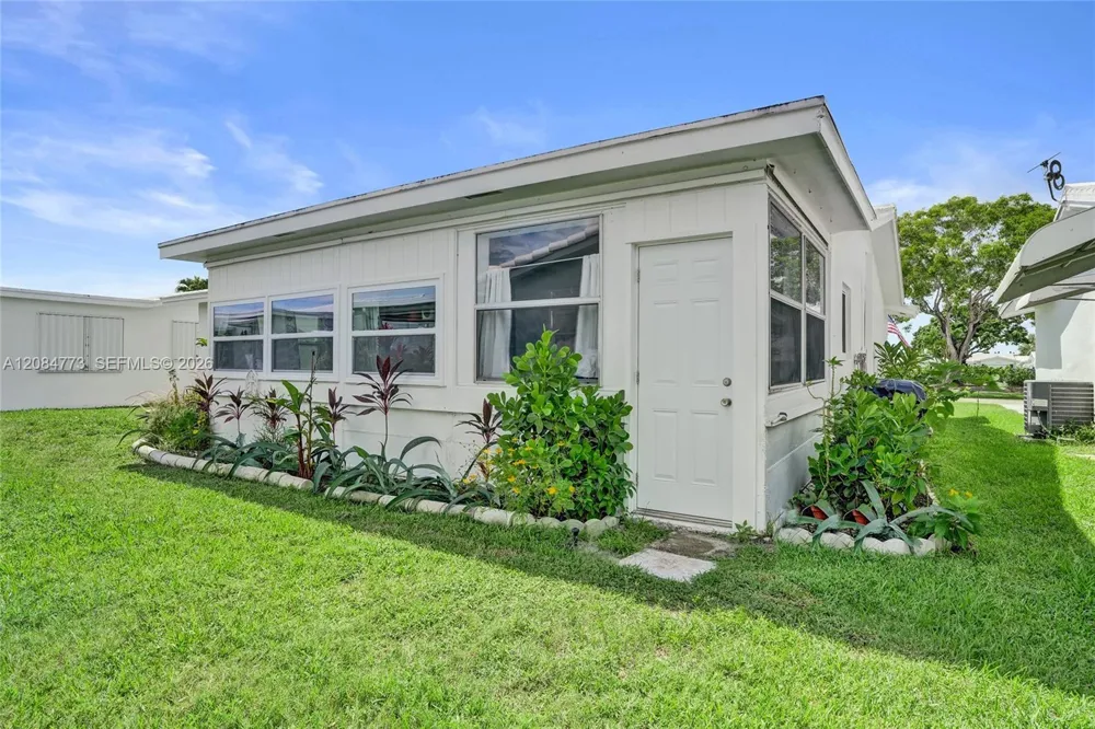 2083 SW 13th Ave Boynton Beach, FL 33426