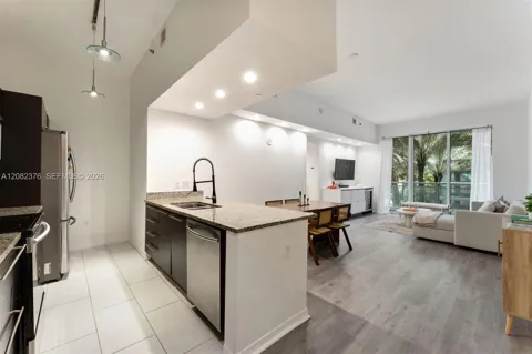 951 Brickell Ave #201
