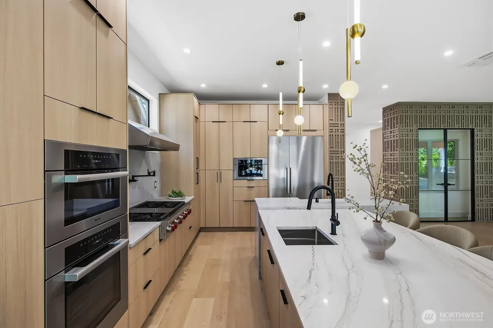 10234 NE 20th Place Bellevue, WA 98004