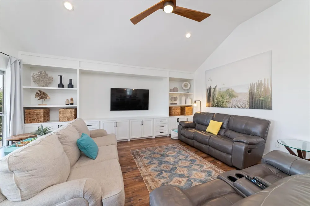 18506 E De Vaca Galveston, TX 77554