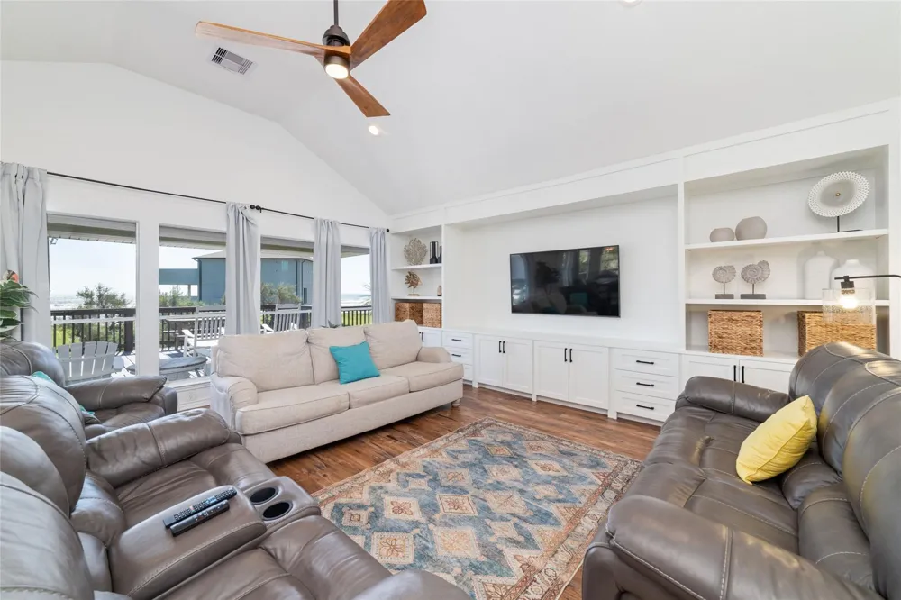 18506 E De Vaca Galveston, TX 77554