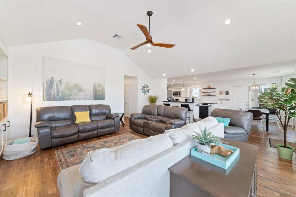 18506 E De Vaca Galveston, TX 77554