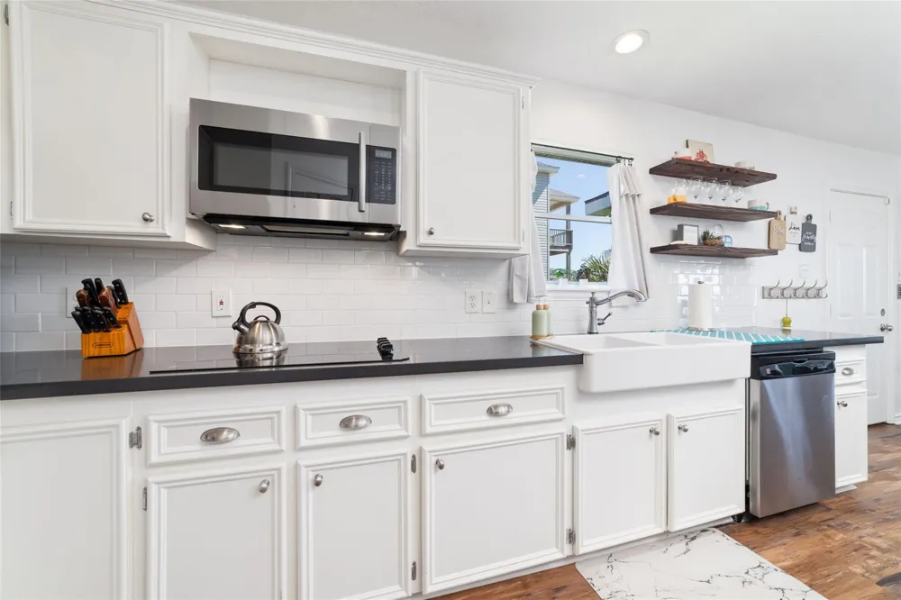 18506 E De Vaca Galveston, TX 77554