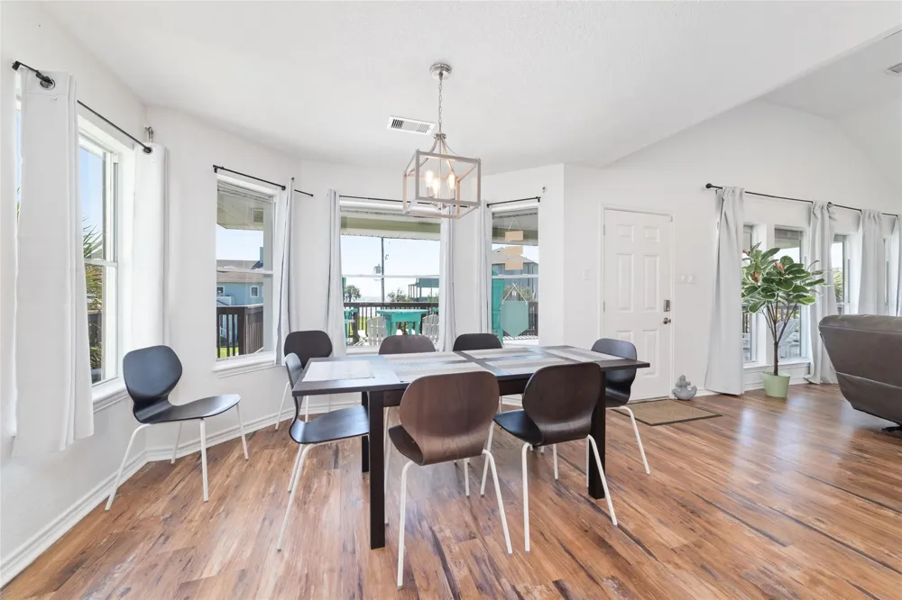 18506 E De Vaca Galveston, TX 77554