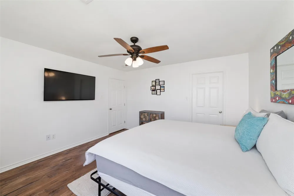 18506 E De Vaca Galveston, TX 77554