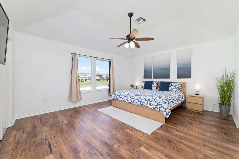 18506 E De Vaca Galveston, TX 77554