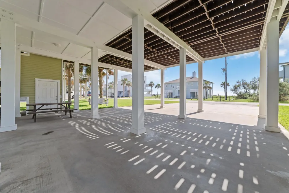 18506 E De Vaca Galveston, TX 77554