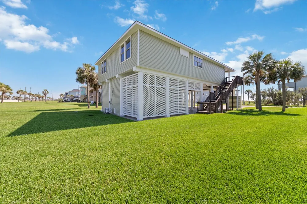 18506 E De Vaca Galveston, TX 77554