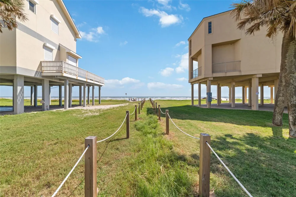 18506 E De Vaca Galveston, TX 77554