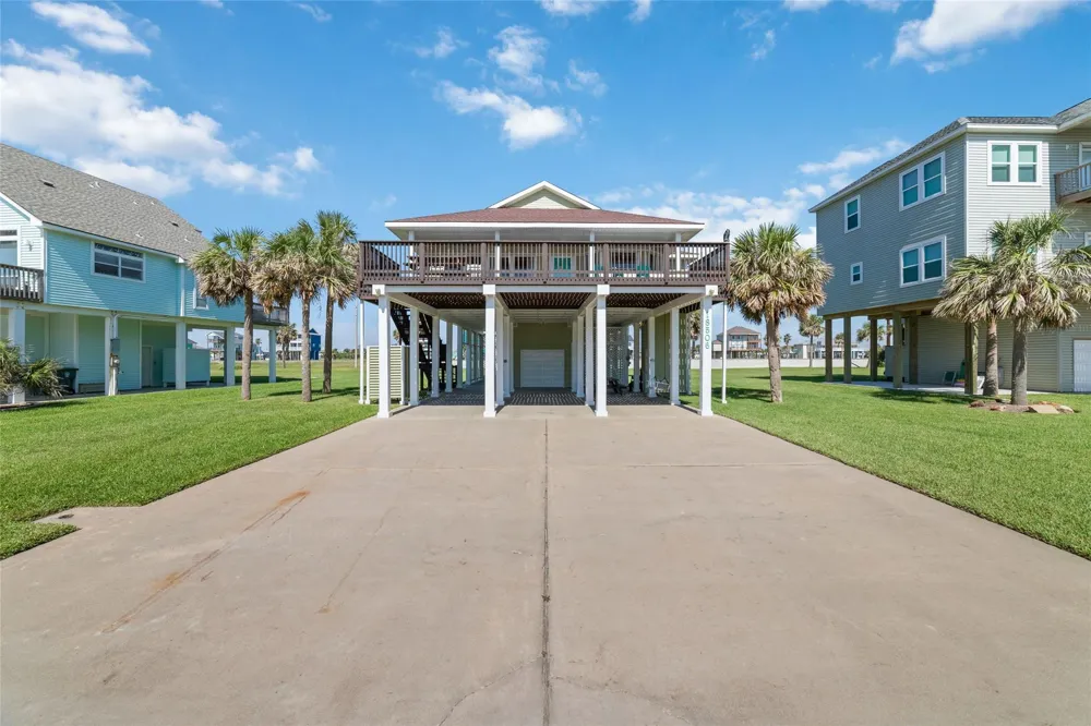 18506 E De Vaca Galveston, TX 77554
