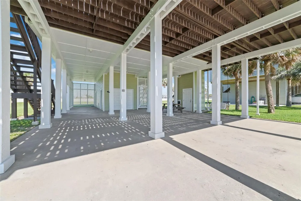 18506 E De Vaca Galveston, TX 77554