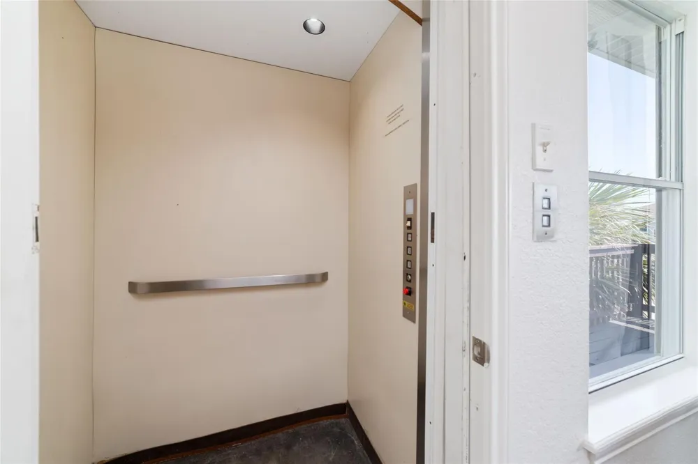 18506 E De Vaca Galveston, TX 77554