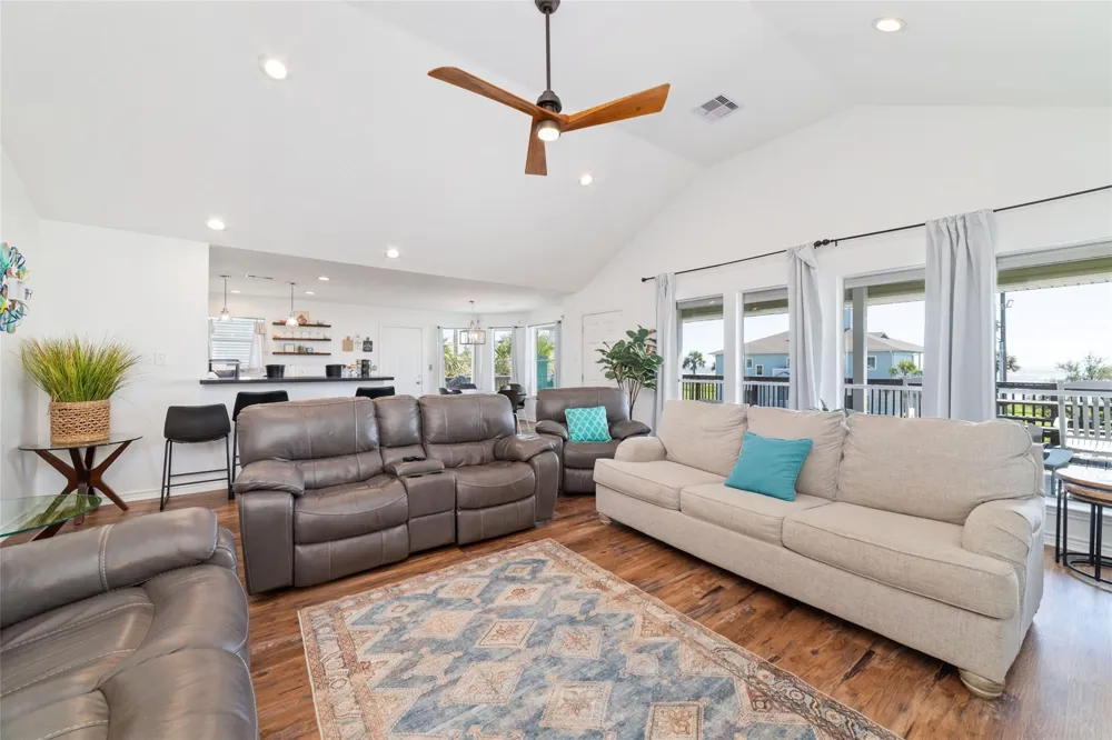 18506 E De Vaca Galveston, TX 77554