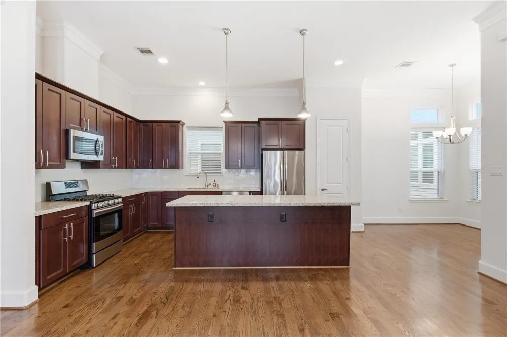 960 W 24th Street Houston, TX 77008