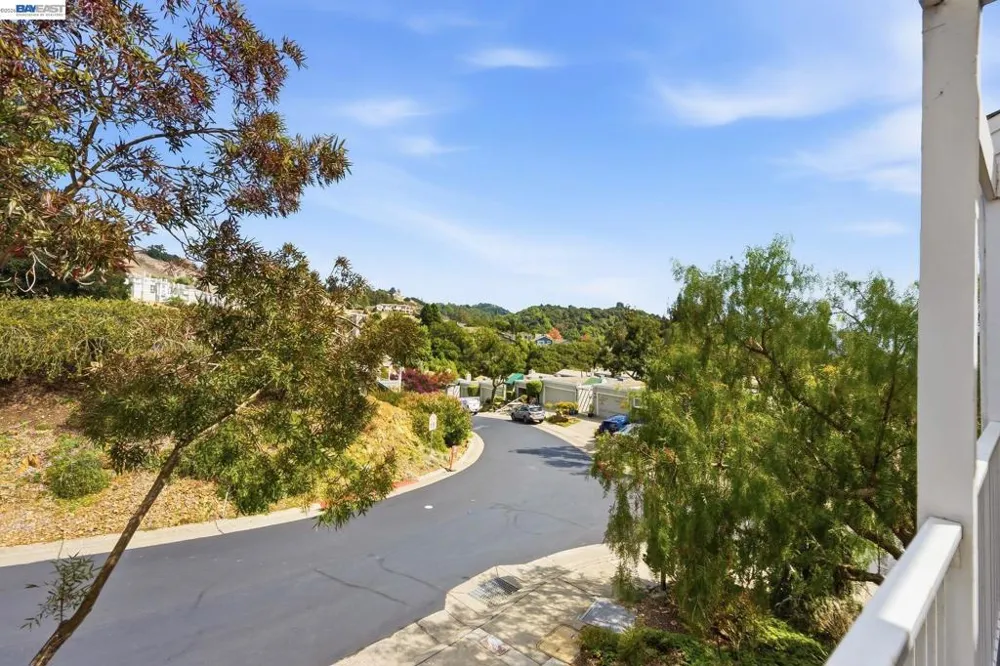 85 Samaria Ln Oakland, CA 94619
