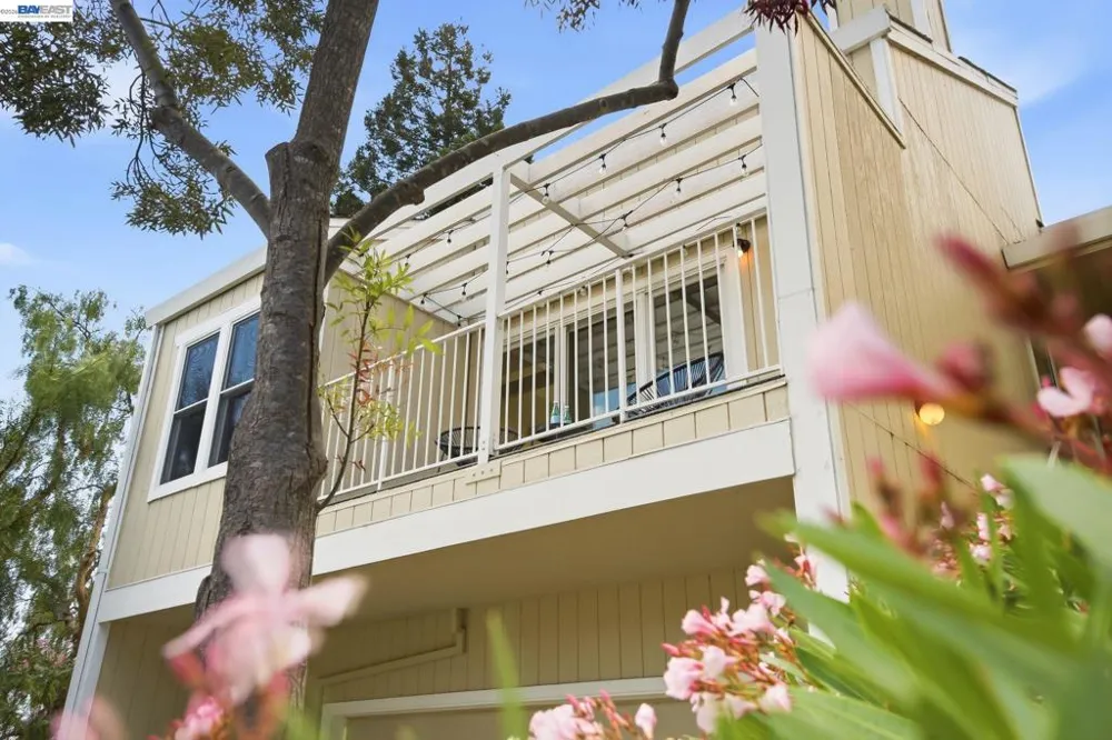 85 Samaria Ln Oakland, CA 94619