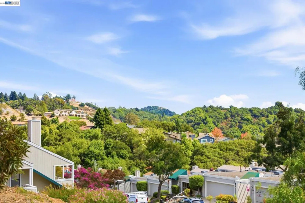 85 Samaria Ln Oakland, CA 94619