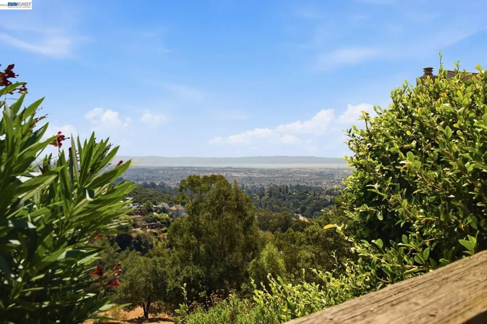 85 Samaria Ln Oakland, CA 94619