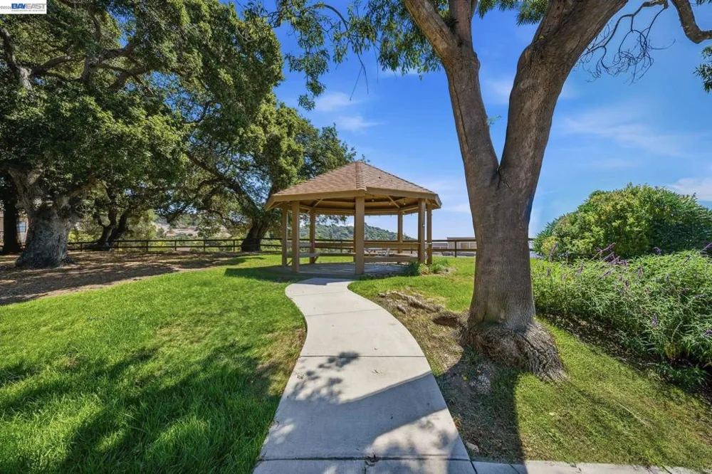 85 Samaria Ln Oakland, CA 94619