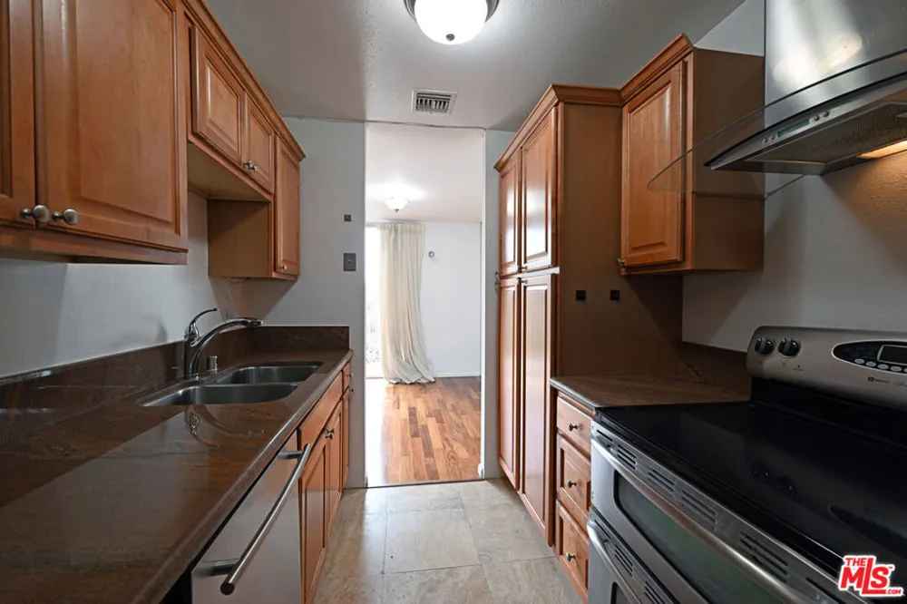 100 S Doheny Drive #424 Los Angeles, CA 90048