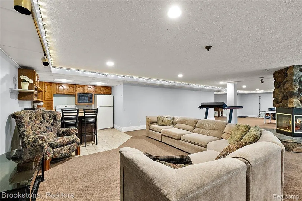 430 Rissman Lane Groveland Township, MI 48462