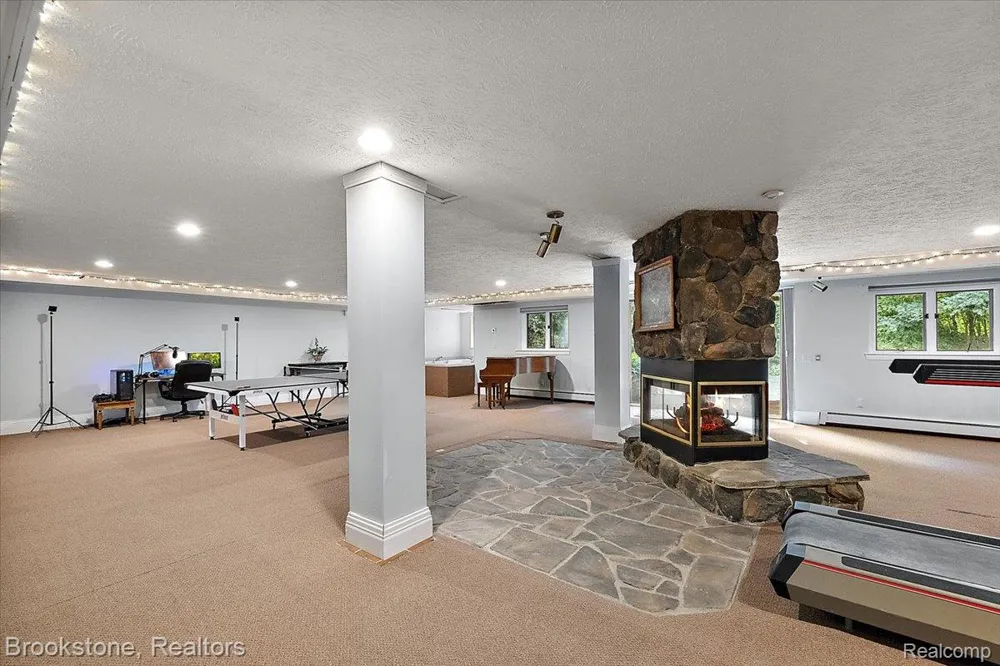 430 Rissman Lane Groveland Township, MI 48462