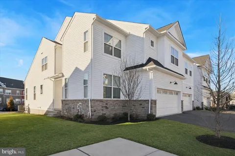 10 LADBROKE DRIVE
