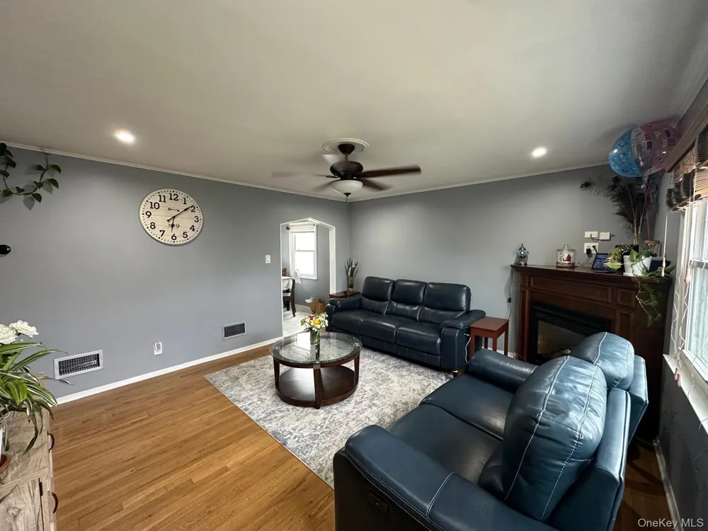 32 Terrace Place Hicksville, NY 11801