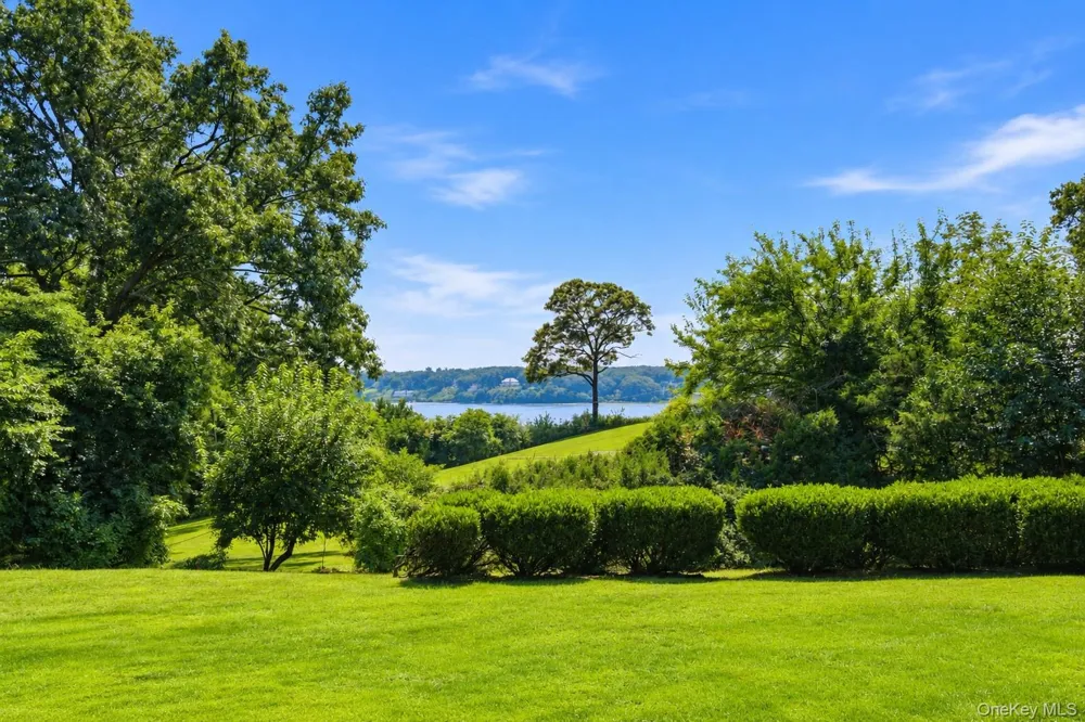 6 Target Rock Drive Lloyd Harbor, NY 11743
