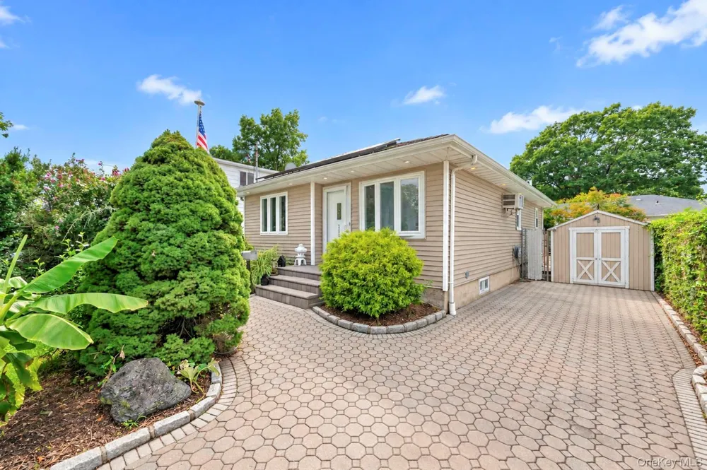 325 Beachview Street Copiague, NY 11726